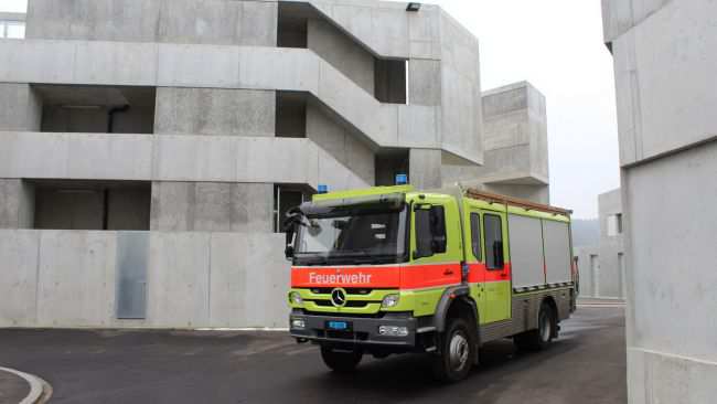 AZA Gebäude mit Feuerwehrauto - 